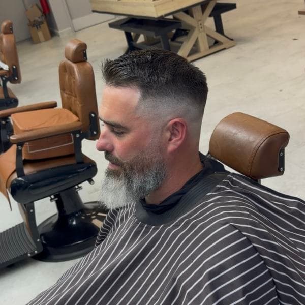 Sculpted beard with razor lines